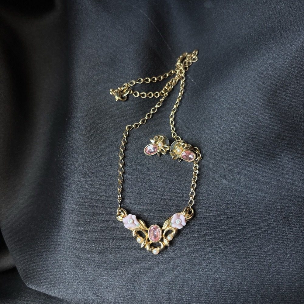 Vtg Avon Gold Tone Pink Rhinestone & Rose Floral Necklace and Earring Set